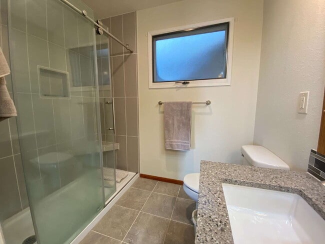 Building Photo - Breathtaking 2-Bed Condo Retreat with Spac...