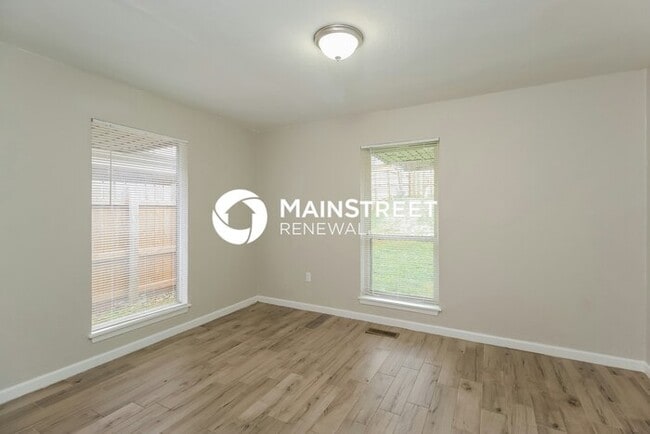 Building Photo - 3 Bedroom Pet-Friendly Home in Oklahoma City, OK with Main Street Renewal