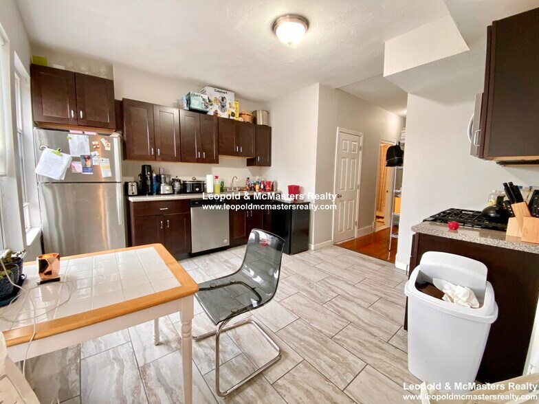 Building Photo - 102 Sydney St