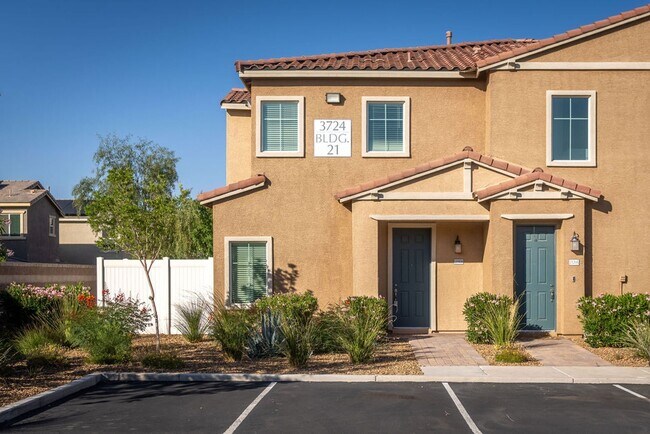 Building Photo - Modern Henderson Townhome with Loft & Resort-Style Amenities