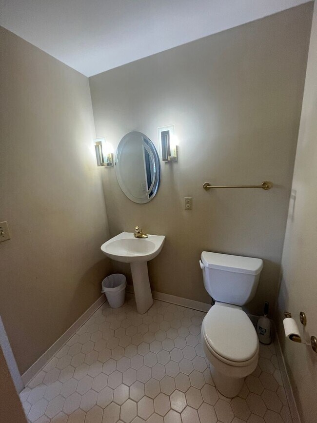 Building Photo - Beautiful 3 Bedroom 3 Bathroom Single Family Home