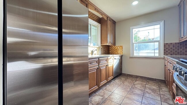 Building Photo - 7516 Oakdale Ave