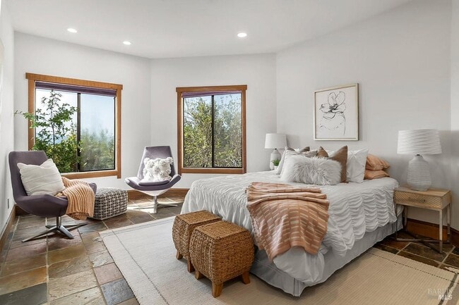 Building Photo - 1100 Bayhills Dr