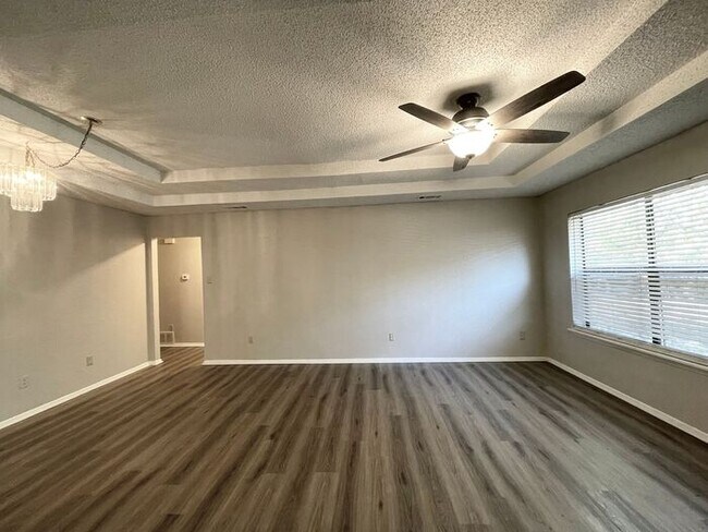 Building Photo - Available Now- 3/2 1 car garage 1 block fr...