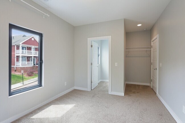 Building Photo - 472 Martin St SE