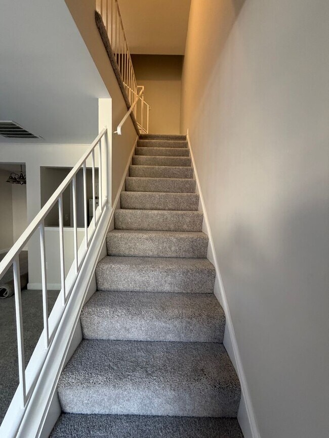 Building Photo - 3 LEVEL TOWNHOUSE WITH 3BEDROOMS AND 2 FULL BATHS