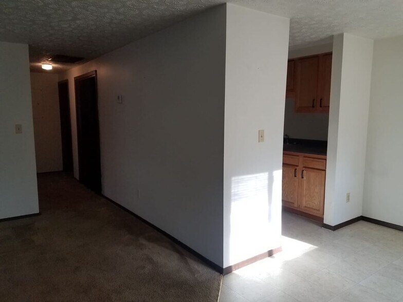 Living Room - Passage - 1299 Hilltop Cir