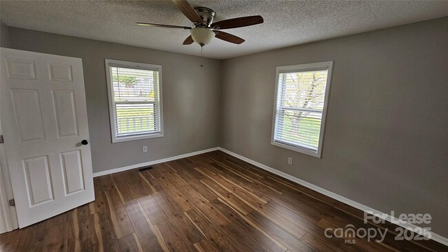 Building Photo - 906 E Catawba St