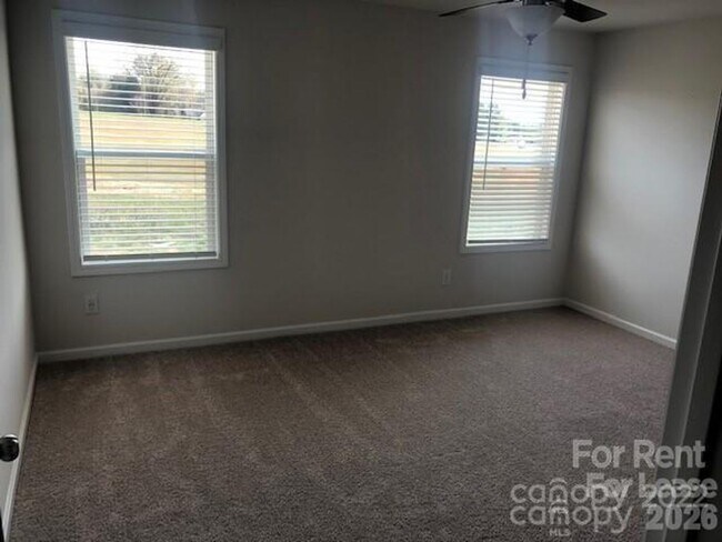 Building Photo - 3 bedroom townhome available now!