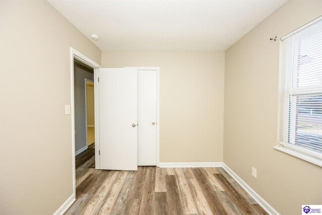 Building Photo - 111 Hickory Hill Dr