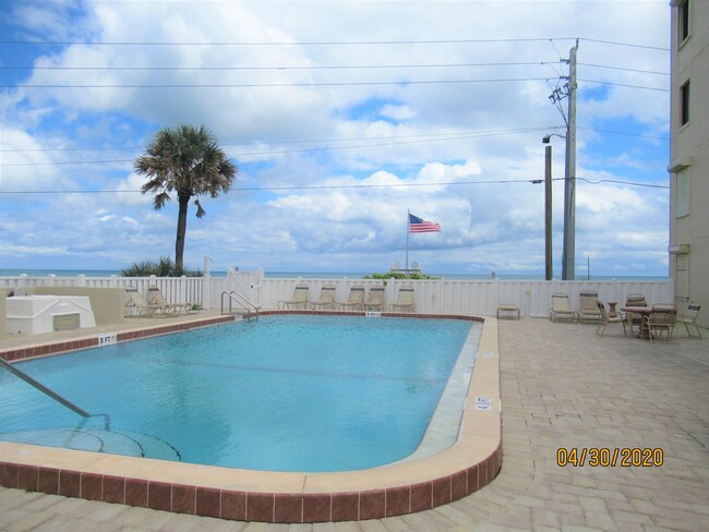 Building Photo - Beautiful 2 Bedroom Condo with Ocean Views!