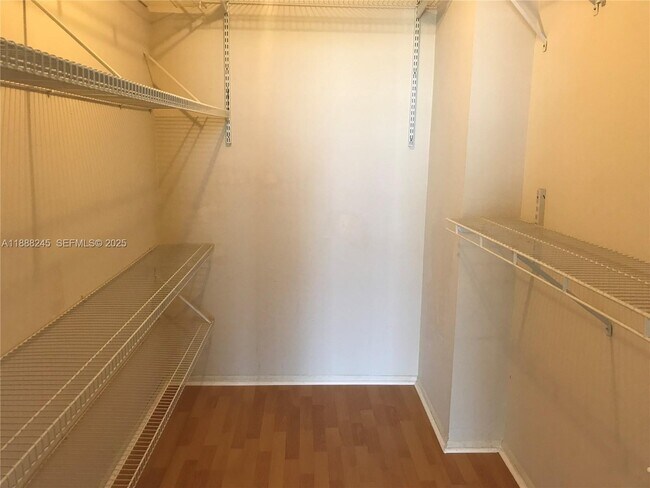 Building Photo - 1000 Parkview Dr