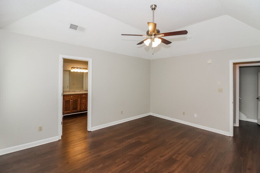Building Photo - 4127 Ravenwood Dr N