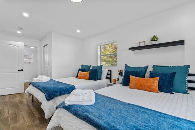 Building Photo - Modern 4BR South Tampa Home | Yard | Near the Bay