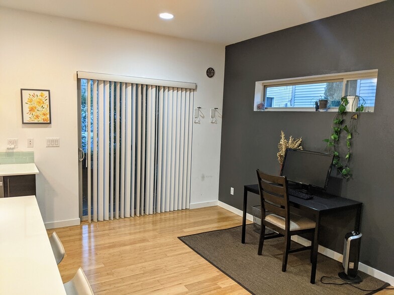 living room, backdoor - 321 21st Ave