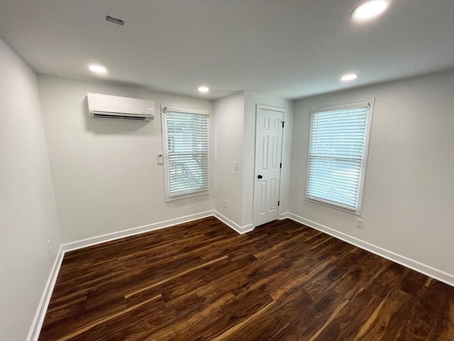 Building Photo - Newly Renovated 1 bedroom