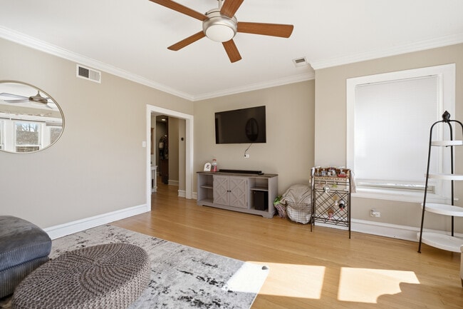 Building Photo - 1928 W Addison St