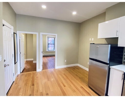 Building Photo - 69 Phillips St