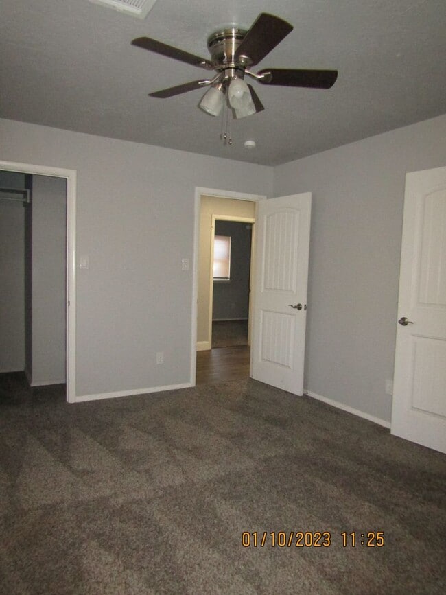 Building Photo - Great home located on the eastside, walking distance to MacArthur Schools.