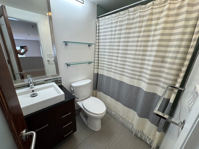 Building Photo - Recently Updated 1BD/1BATH LOFT Located By...