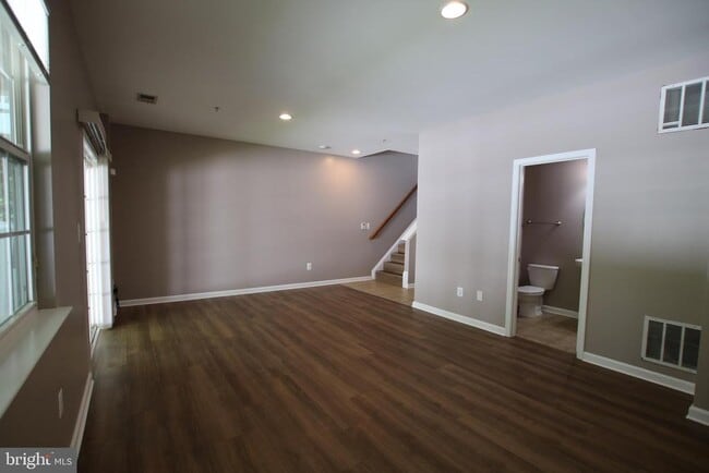 Building Photo - 622 Tailgate Terrace