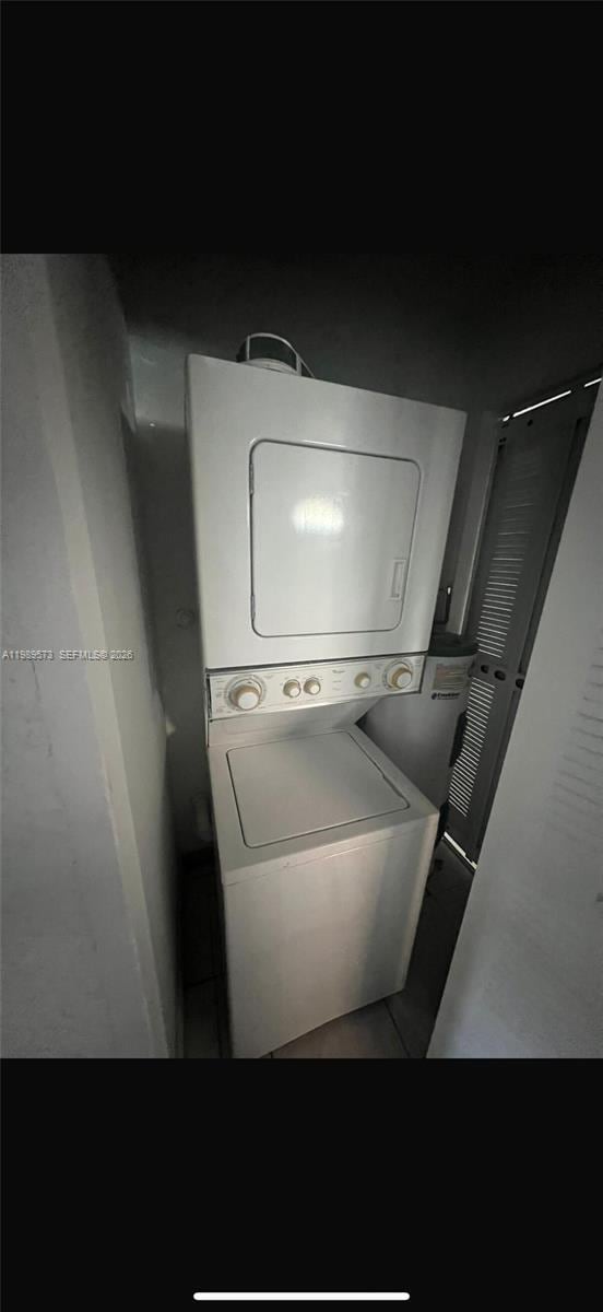 Building Photo - 313 SE 3rd Ave