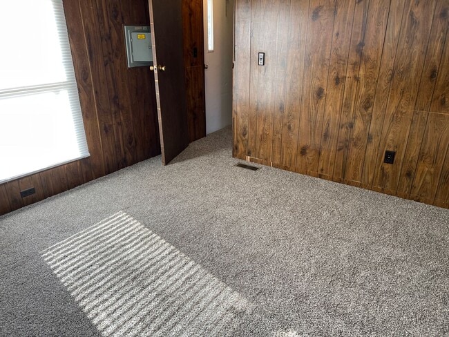 Building Photo - Country living at its BEST ! 2 bedroom 1 1...