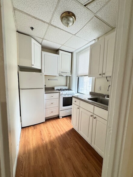 Primary Photo - 390 Riverway