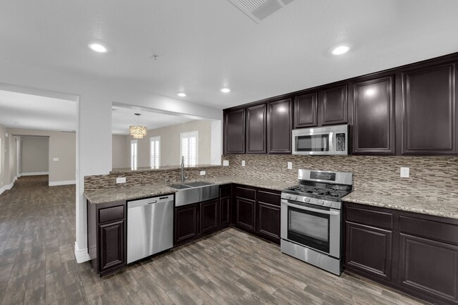 Building Photo - Beautiful Two bedroom 2 1/2 bath