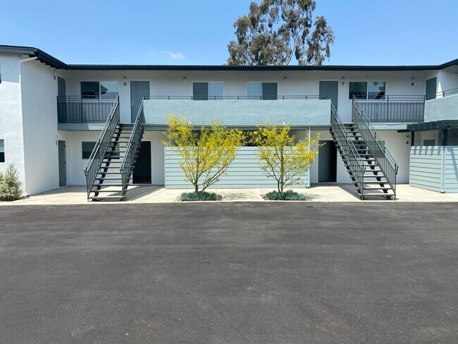 Building Photo - 1570 Yosemite Dr