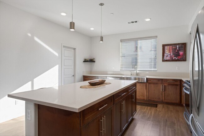 Building Photo - 3-Bed + 3.5-Bath Townhouse | Springville | Camarillo | Unfurnished