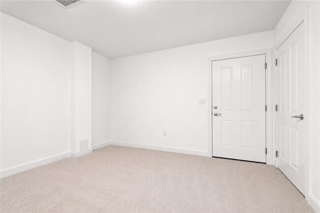 Building Photo - 5490 Glenridge Park NE