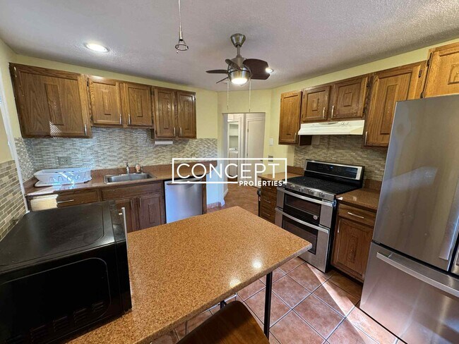 Building Photo - 11 Chilcott Pl