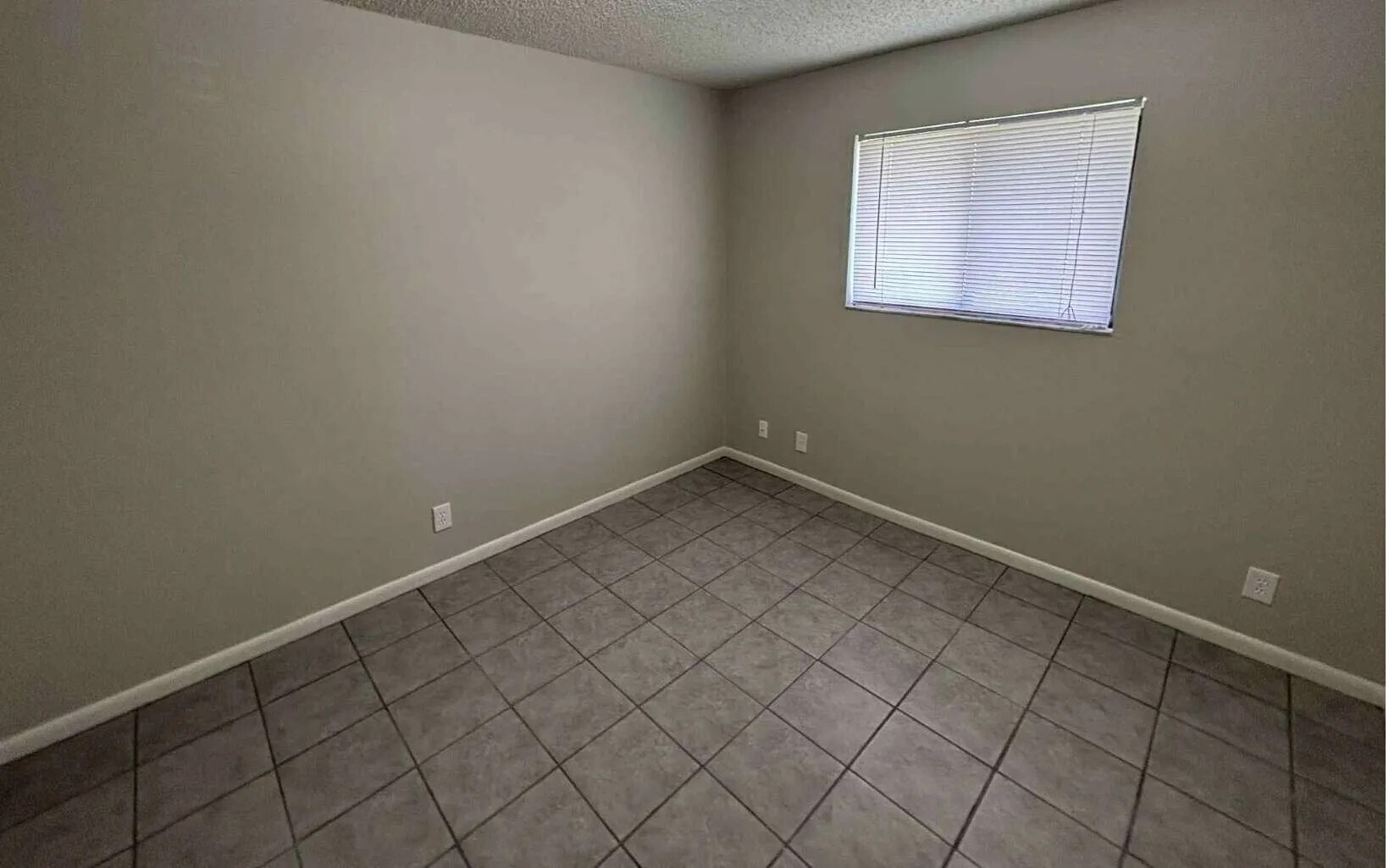 Building Photo - 3875 NW Huntsboro St