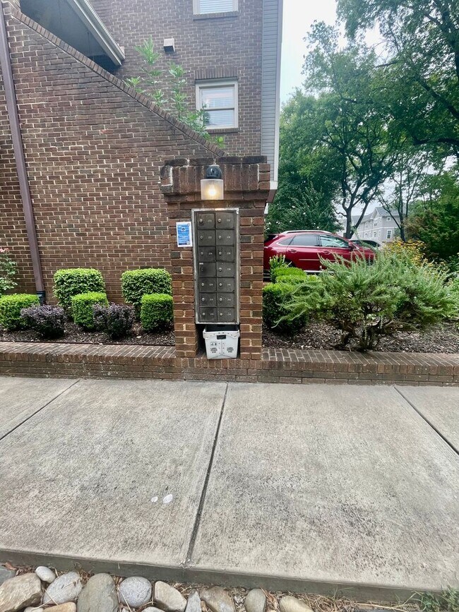 Building Photo - Welcome to this stunning 3-bedroom, 2-bath...