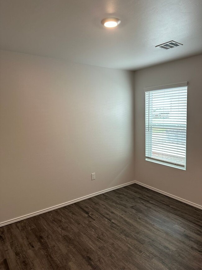 Building Photo - Now Pre-Leasing ? Stylish 3-Bedroom | 2-Bathroom Home in Shadow Valley