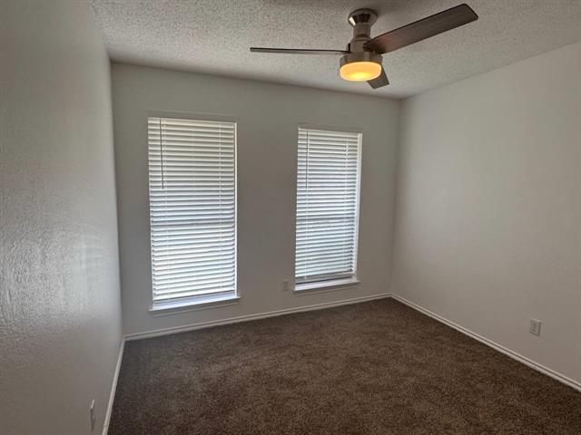 Building Photo - 703 Red Oak Dr