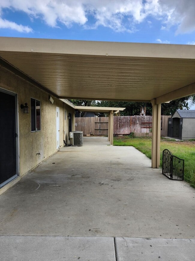 Building Photo - Inviting 3-Bedroom Home