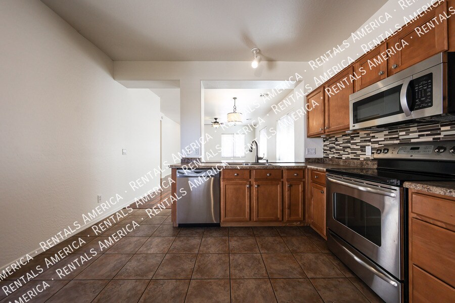 Building Photo - 2010 S Falcon Dr
