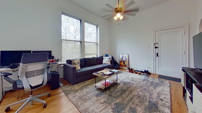 Building Photo - Second Floor Lakeview One Bedroom