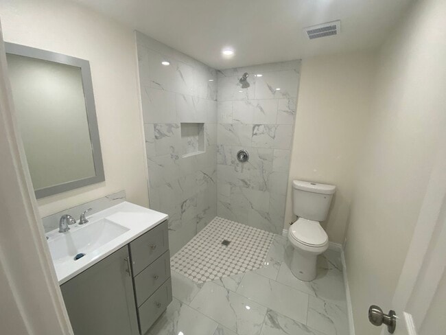 Building Photo - Modern Townhome with Gorgeous City Views – Prime Thousand Oaks Locati