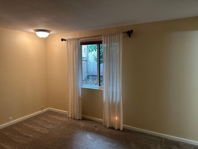 Building Photo - Beautiful custom 3 bedroom 2 bathroom hous...