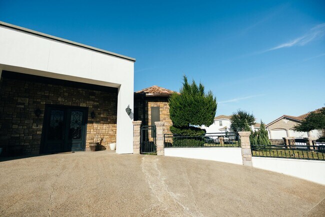 Building Photo - 302 Lake Clark Ct