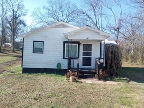 Building Photo - 3 Bedroom 1 Bathroom