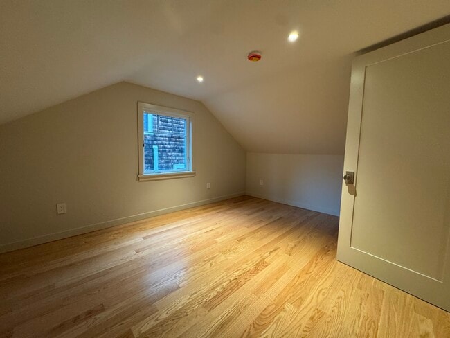 Building Photo - 2034 SE 28th Pl