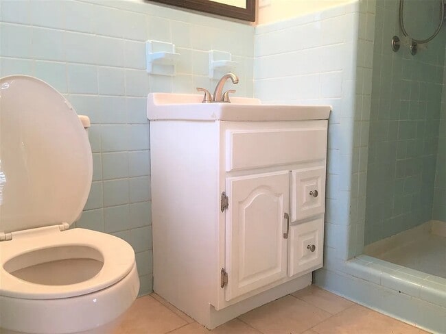 primary bathroom - 407 Collins Ave