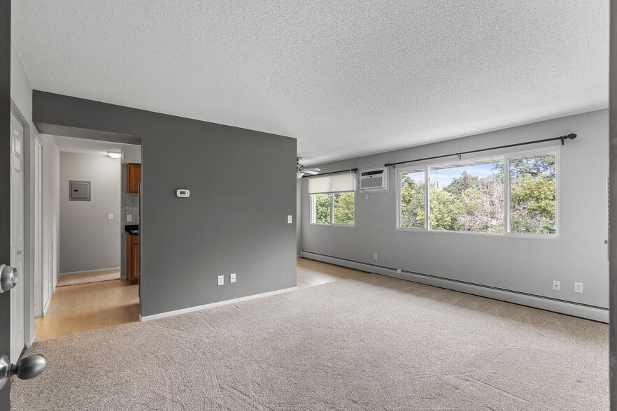 Building Photo - 2720 Rosalyn Ct