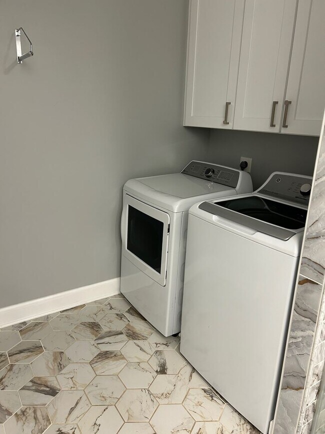 Building Photo - Forest Ridge off Middleground Road