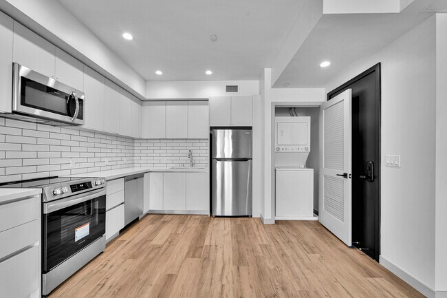 Primary Photo - 1240 Magnolia Ave