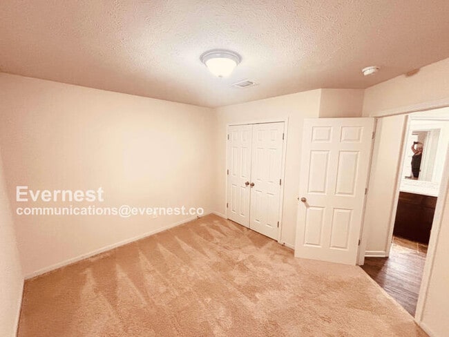 Building Photo - Beautiful 3-Bedroom Home with Modern Ameni...